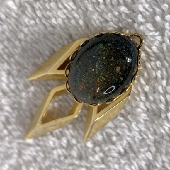 Vintage Gold Tone Necklace Pendant With Black Sunstone Costume Jewelry Pendant - Picture 2 of 12